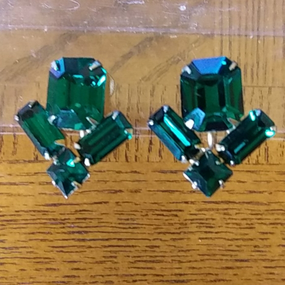 Emerald Green Colored Earrings Screw Back Closure - Picture 1 of 4